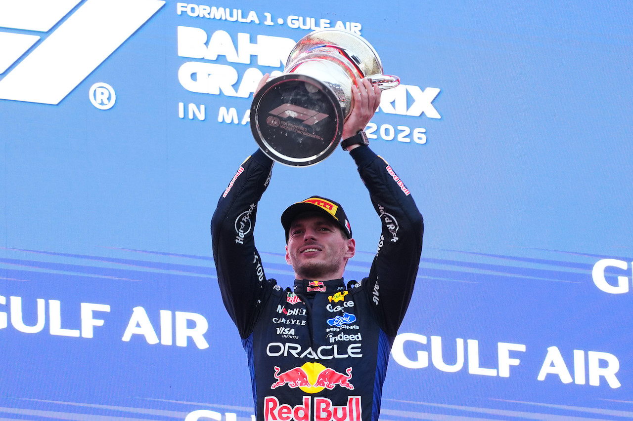 圖1_Max Verstappen高舉巴林大獎賽冠軍獎盃，為Red Bull Ford Powertrains寫下參賽首季的首勝里程碑。（Red Bull提供）